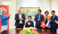 Phu nhân Ngô Phương Ly dự khai mạc triển lãm tranh sơn mài Việt Nam tại Nga