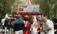 Sắc màu văn hóa Việt Nam tỏa sáng tại Lễ hội các Đại sứ quán 2025