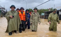 Ứng phó thiên tai ở mức cao nhất: Hải quân vượt lũ xuyên đêm cứu dân