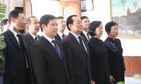 Vietnamese delegations pay tributes to King Father Sihanouk 