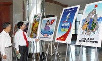 Exhibition of posters on Vietnam’s sea, islands opens