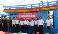 VOV presents more than 19,000 USD to fisherman of Quang Ngai province to build new ship