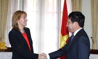 Deputy Prime Minister Pham Binh Minh receives German Parliament Vice President 