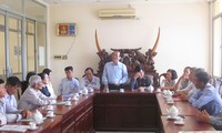 President of the Vietnam Fatherland Front congratulates delegation from the Hoa Hao Buddhist Church