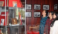 Incense offering ceremony to commemorate late Prime Minister Pham Van Dong 