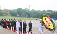 Party and State leaders pay tribute to President Ho Chi Minh