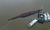 Rescuers try to save hundreds trapped in China ship