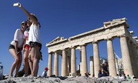 Fitch upgrades Greece to 'CCC' after new bailout 