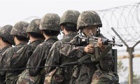 Two Koreas lower level of war alert in the border 