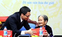 Deputy Prime Minister Vu Duc Dam receives revolutionary contributors in Dai Loc district