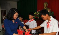 Vice President Dang Thi Ngoc Thinh awards scholarships to 130 poor students