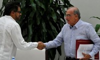 Colombian government, FARC sign new peace deal