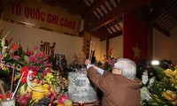 Party chief offers incense to late leader Nguyen Duc Canh