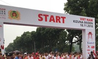 Kizuna Ekiden Hanoi 2018 runs for traffic safety