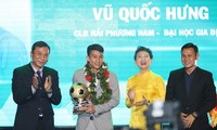 Vu Quoc Hung wins futsal award 