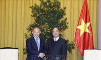 President Nguyen Xuan Phuc receives coach Park Hang-seo