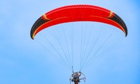 Passengers enjoy debut of spectacular paragliding service over Hanoi