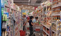 Supermarkets ensure sufficient goods to respond to typhoon Yagi 