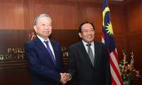 Party leader meets with Malaysian Senate President in Kuala Lumpur