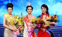 Đặng Thu Thảo đăng quang Hoa hậu Việt Nam 2012