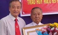 Trao huy hiệu Đảng tặng các vị lão thành cách mạng Bình Dương