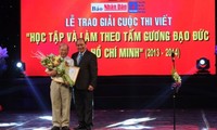 Trao giải cuộc thi viết “Học tập và làm theo tấm gương đạo đức Hồ Chí Minh” năm 2013-2014 