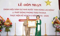 Phó Chủ tịch nước Nguyễn Thị Doan trao Danh hiệu AHLĐ  tặng thưởng Nhà giáo ưu tú Lê Công Cơ