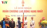 Phó Thủ tướng Vũ Đức Đam trao Huân chương Lao động hạng Nhất cho Bảo tàng lịch sử quốc gia