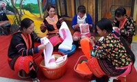 Nghệ thuật tạo hoa văn trên trang phục truyền thống của người Mông: di sản VH phi vật thể quốc gia