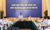 Cuộc họp phối hợp công tác giữa Bộ Ngoại giao và Bộ Nội vụ 