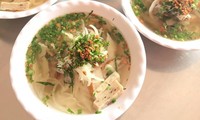 Bánh canh lột lọc chả cá thu, đậm đà hương vị đảo ngọc 	