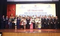 Tôn vinh các tập thể, cá nhân đoạt giải cuộc thi viết về công tác giảm nghèo