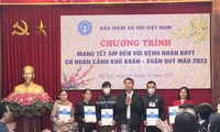 “Mang Tết ấm đến với bệnh nhân bảo hiểm y tế có hoàn cảnh khó khăn