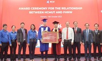 Trao tặng “Tủ sách Việt Nam” cho Trường Đại học Khoa học Ứng dụng và Nghệ thuật Tây Bắc Thụy Sĩ