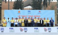 Trao tặng bóng thuộc Chương trình Bóng đá học đường FIFA