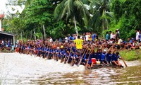 Phum sóc rộn ràng chuẩn bị cho hội đua ghe Ngo của đồng bào Khmer