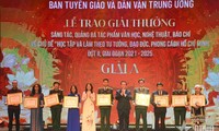 Trao giải thưởng sáng tác, quảng bá tác phẩm, văn học, nghệ thuật, báo chí 