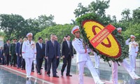 Lãnh đạo Đảng, Nhà nước dâng hương tưởng niệm các Anh hùng liệt sĩ và vào Lăng viếng Chủ tịch Hồ Chí Minh