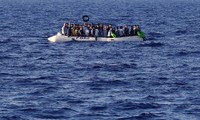 В Португалии лодку с 38 мигрантами вынесло на берег