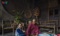 People in Hue wrap Chung cakes for family reunion