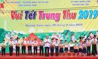 Thủ tướng tặng quà Trung thu cho trẻ em nghèo