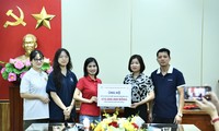 Thầy trò trường trung học Vinschool Times City trao quà từ thiện cho người dân huyện Hạ Hòa, tỉnh Phú Thọ 