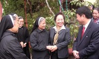 Dirigentes vietnamitas felicitan la comunidad católica en ocasión de Navidad 