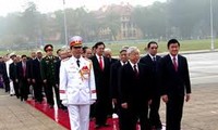 Dirigentes rinden homenaje al Presidente Ho Chi Minh y combatientes caídos