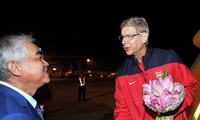 Saludan aficionados vietnamitas a los futbolistas de Arsenal