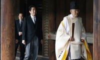 Critican países visita de premier japonés a polémico templo 