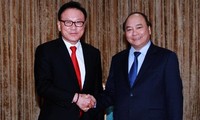 Viceprimer ministro Nguyen Xuan Phuc recibe a cónsul general honorífico surcoreano