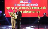 Otorgan premios de escritura sobre el Presidente Ho Chi Minh