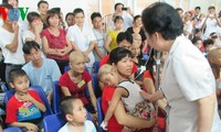 Dirigentes vietnamitas alientan a pacientes pequeños de cáncer 