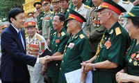 Presidente vietnamita recibe a ex soldados de la división número Uno